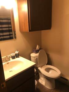 トーマにある201 E Veterans St Apt F by Patriot Propertiesの白いトイレと洗面台のあるバスルーム