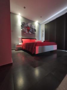 1 dormitorio con 1 cama grande de color rojo en una habitación en Luca's Garden B&B in Catania, en Catania