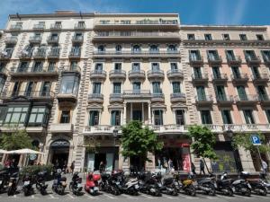 un grupo de motocicletas estacionadas frente a un edificio en Rent Top Apartments Rambla Catalunya, en Barcelona