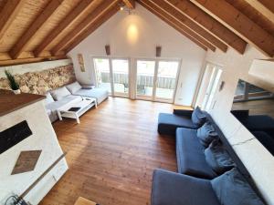 a large living room with blue couches and a fireplace at Superior Duplex Apartment - nur 5 min vom Europa-Park in Rheinhausen