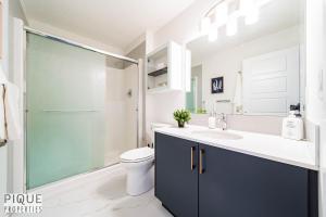 Bilik mandi di NEW-Luxury Retreat-Hot Tub-King Bed-AC-EV Charger +45 gambar