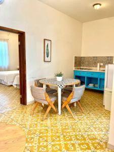 Una cocina con una mesa y sillas en una habitación. en Furlong 2, en La Paz