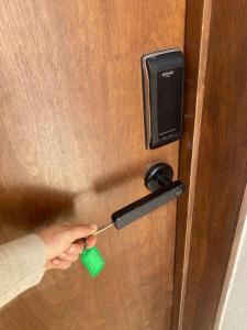 una persona que abre una puerta con una llave verde en Furlong 2, en La Paz 9 fotos más