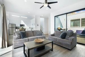 Area soggiorno di Oceanfront 2BR Rooftop Deck Beach Access Strand Way B