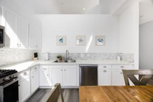 Cucina o angolo cottura di Oceanfront 2BR Rooftop Deck Beach Access Strand Way B