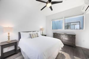 Letto o letti in una camera di Oceanfront 2BR Rooftop Deck Beach Access Strand Way B