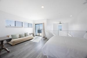 Letto o letti in una camera di Oceanfront 2BR Rooftop Deck Beach Access Strand Way B