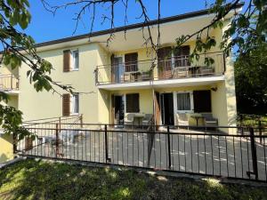 una vista esterna della casa di Garni Hotel Keltika a Izola