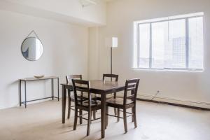 Gambar di galeri bagi Westown 1BR Apt Near Fiserv, Baird, and Theater District di Milwaukee