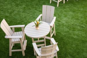 a table and chairs on a lawn with a potted plant at stayAPT Suites Chattanooga-Ooltewah/VW in Ooltewah