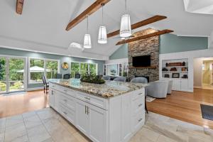 Dapur atau dapur kecil di Pine Cone Cottage - Village of Pinehurst