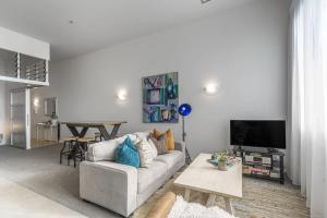una sala de estar con un sofá y una mesa en City Escape with Harbour View and Free Secure Parking, en Auckland