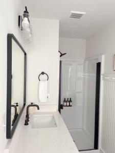 Koupelna v ubytování Remodeled 4BR 2BA Steps from Georgetown Square