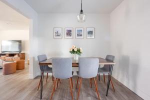 Posezení v ubytování Remodeled 4BR 2BA Steps from Georgetown Square