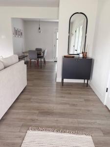 Posezení v ubytování Remodeled 4BR 2BA Steps from Georgetown Square
