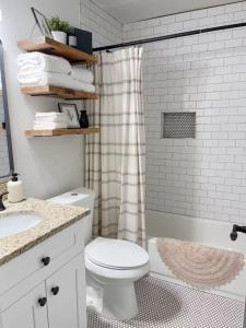 Koupelna v ubytování Remodeled 4BR 2BA Steps from Georgetown Square