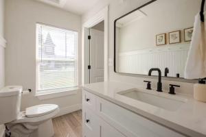 Koupelna v ubytování Remodeled 4BR 2BA Steps from Georgetown Square
