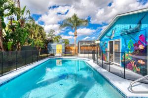 Bazén v ubytování Under The Sea Pool and Hot Tub nebo v jeho okolí