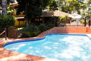 una piscina en un patio con una casa en Pousada da Mata, en Iriri