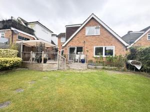 a house with a yard in front of it at 3 Bed with parking, ideal for families in Marlow