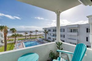 Un balcón con sillas y vista al mar. en Oceanfront Elysium with a pool, en Ormond Beach