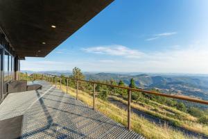 un balcon d'une maison avec vue sur les montagnes dans l'établissement Secluded Dream Home with Hot Tub and Full Gym on 20 Acres, à Palomar Mountain