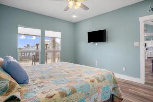 Μια τηλεόραση ή/και κέντρο ψυχαγωγίας στο King Bed, Fireplace. Sleeps 8