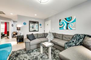 אזור ישיבה ב-Outdoor Entertainment Area Family Concord Apt!