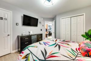 מיטה או מיטות בחדר ב-Outdoor Entertainment Area Family Concord Apt!