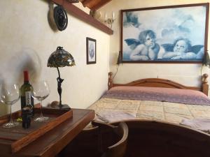 1 dormitorio con 1 cama y 1 mesa con copas de vino en B&B Tra Mare e Laguna, en Lido de Venecia