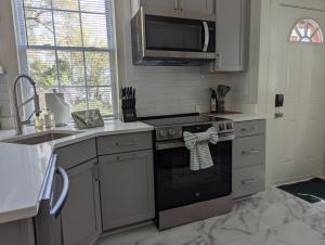 ダーラムにあるNew! 2br1ba Convenient To 9th St, Ncssmのコンロと電子レンジ付きのキッチン