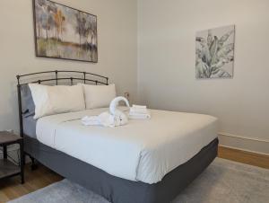 ダーラムにあるNew! 2br1ba Convenient To 9th St, Ncssmのベッドルーム1室(白鳥のベッド1台付)
