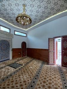 an empty room with a ceiling with a chandelier at Good life Mimosa in Rcham +23 photos