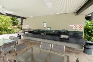 Kewarra Beach Paradise 1BR Resort Style Apt - Pool的休息区