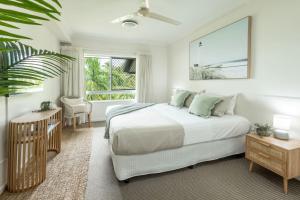 克瓦拉海滩Kewarra Beach Paradise 1BR Resort Style Apt - Pool的一间带床和窗户的白色卧室