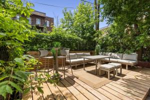 un patio con mesa y sillas en un jardín en Sophisticated 3BR with Outdoor Retreat, en Montreal