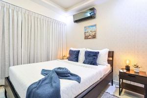 Ένα ή περισσότερα κρεβάτια σε δωμάτιο στο Cozy City Center 2BD Condo,