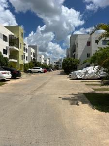 un parking vide avec des voitures garées devant les bâtiments dans l'établissement Hermoso y amplio apartamento de 3 habitaciones y 2 baños !, à San Pedro de Macorís