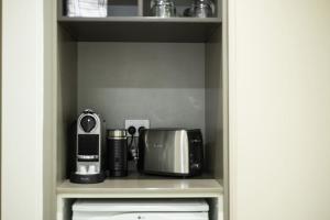 Kewarra Beach Studio Apt with Resort Pool and BBQ的厨房或小厨房