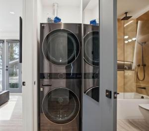 Koupelna v ubytování Luxury Downtown Vancouver Home Near Sunset Beach with Parking + 34 fotografií