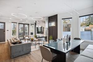 Afbeelding uit fotogalerij van Luxury Downtown Vancouver Home Near Sunset Beach with Parking in Vancouver