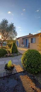 une cour avec un bâtiment et un banc en arrière-plan dans l'établissement Chez Jean Michel, à La Celle-sous-Gouzon