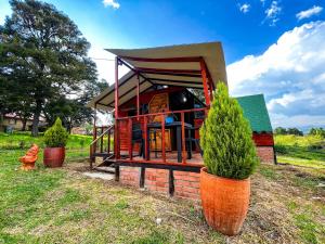 Glamping Chalet Deluxe cerca al centro de Villa de Leyva - By Serena Morena外面的花园