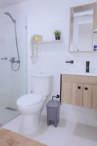 une salle de bain blanche avec toilettes et lavabo dans l'établissement Hermoso y amplio apartamento de 3 habitaciones y 2 baños !, à San Pedro de Macorís