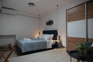 a bedroom with a bed and a sliding glass door at Casa Moderna in Fourfourás