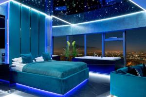 Posteľ alebo postele v izbe v ubytovaní Apartamenty Sky Tower z Jakuzzi Przy Oknie