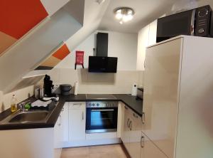 a small kitchen with a sink and a stove at Em Klaus sei Haus in Pirmasens