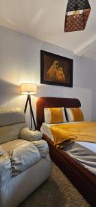 a bedroom with two beds and a lamp and a painting at Apprtoment 70m in Hajreien