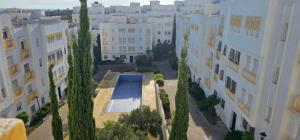 an overhead view of a courtyard between two buildings at Apprtoment 70m in Hajreien