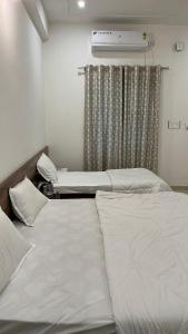 Hotel Shri Raghuvansh客房内的一张或多张床位